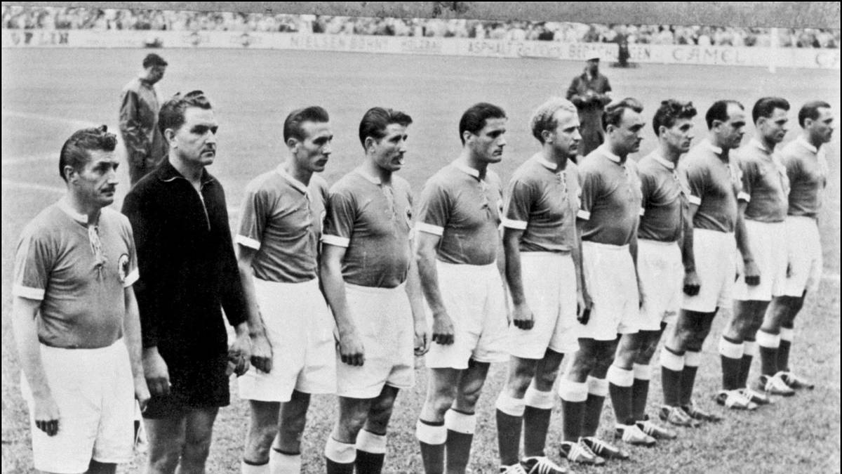 PLATZ 11 - TONI TUREK (Deutschland): Stand 1950 schon beim ersten deutschen Länderspiel nach dem Krieg im Tor. War damals nach Kriegsgefangenschaft ein bereits 31 Jahre alter Debütant. Wurde 1954 noch mehr zum Sinnbild der fußballerischen Wiedergeburt