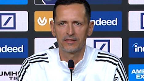 Dino Toppmöller wird gefragt, ob SGE-Keeper Michael Zetterer ein möglicher Kandidat für die Torwartposition der Nationalmannschaft wäre. Der Eintracht-Coach hat dazu eine klare Meinung.