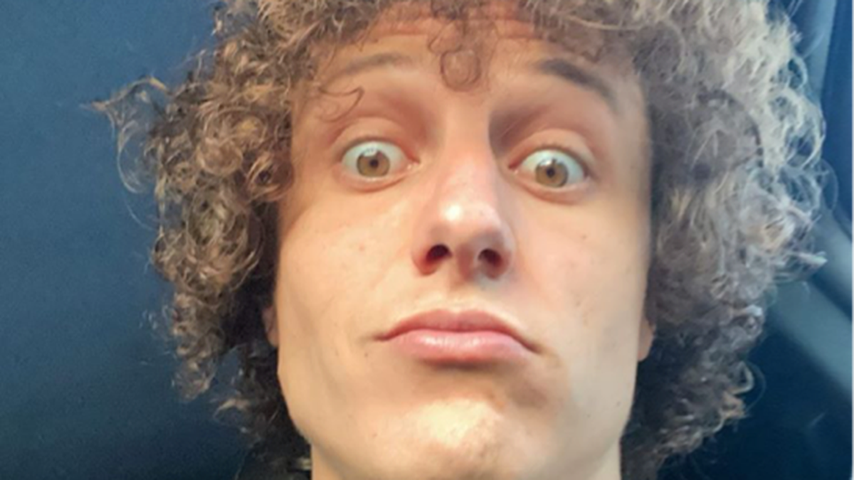 David Luiz mit verwundertem Blick gen Himmel: "Sonne in London"?, schreibt der 32-Jährige. Ihn zieht es mit dem Auto nach draußen