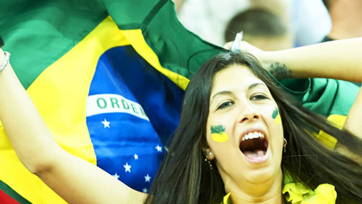 Bei einem großen Turnier dürfen die brasilianischen Anhängerinnen als Stimmungsmacherinnen und Blickfänge natürlich nicht fehlen