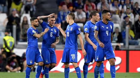 TURIN, ITALY - JUNE 11:  Players of Italy celebrate the win at the end of the UEFA Euro 2020 Qualifier between Italy and Bosnia and Herzegovina at Juventus Stadium on June 11, 2019 in Turin, Italy.  (Photo by Filippo Alfero/Getty Images)