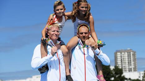 Die Norweger Kjetil Borch und Olaf Tufte (r.)  feiern ihre Bronzemedaille mit Tuftes Kinder