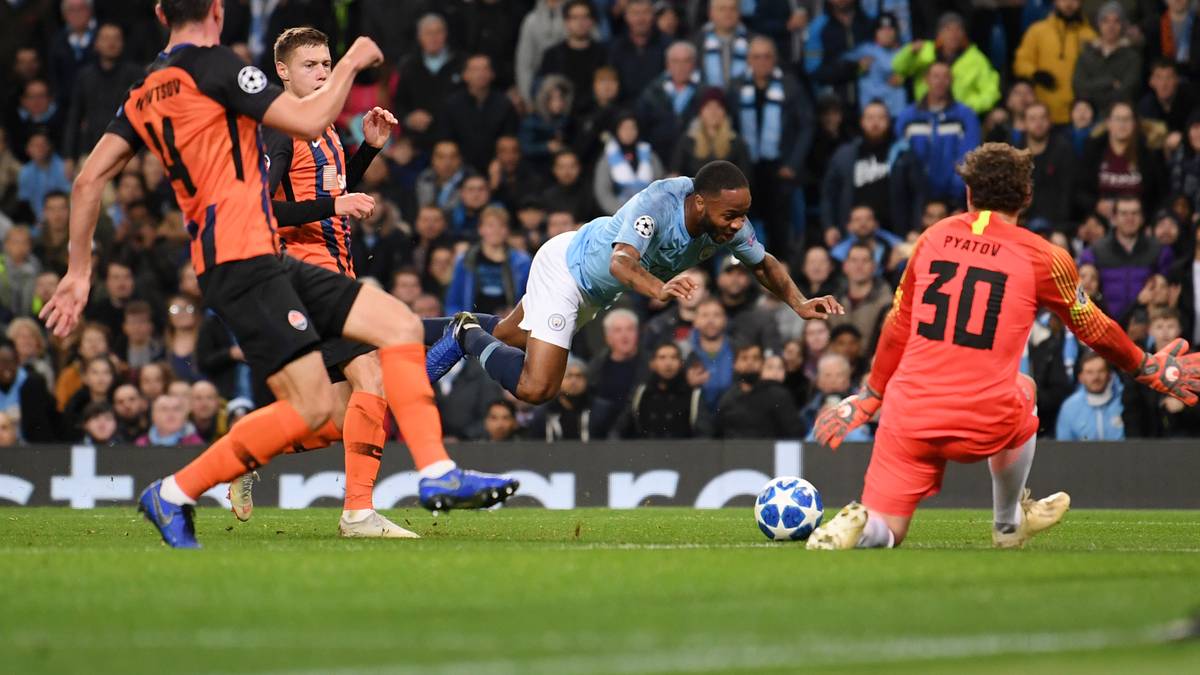 Der Schiedsrichter entscheidet auf Elfmeter - eine krasse Fehleinschätzung. Denn Matviyenko berührt Sterling nicht einmal. Der City-Angreifer will den Ball in die Mitte chippen, bleibt damit im Rasen hängen und stolpert