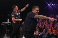 Gary Anderson zieht in beeindruckender Manier ins Viertelfinale des Grand Slam ein. Wie zu seinen besten Zeiten bezwingt er Gerwyn Price im Kracher-Duell.