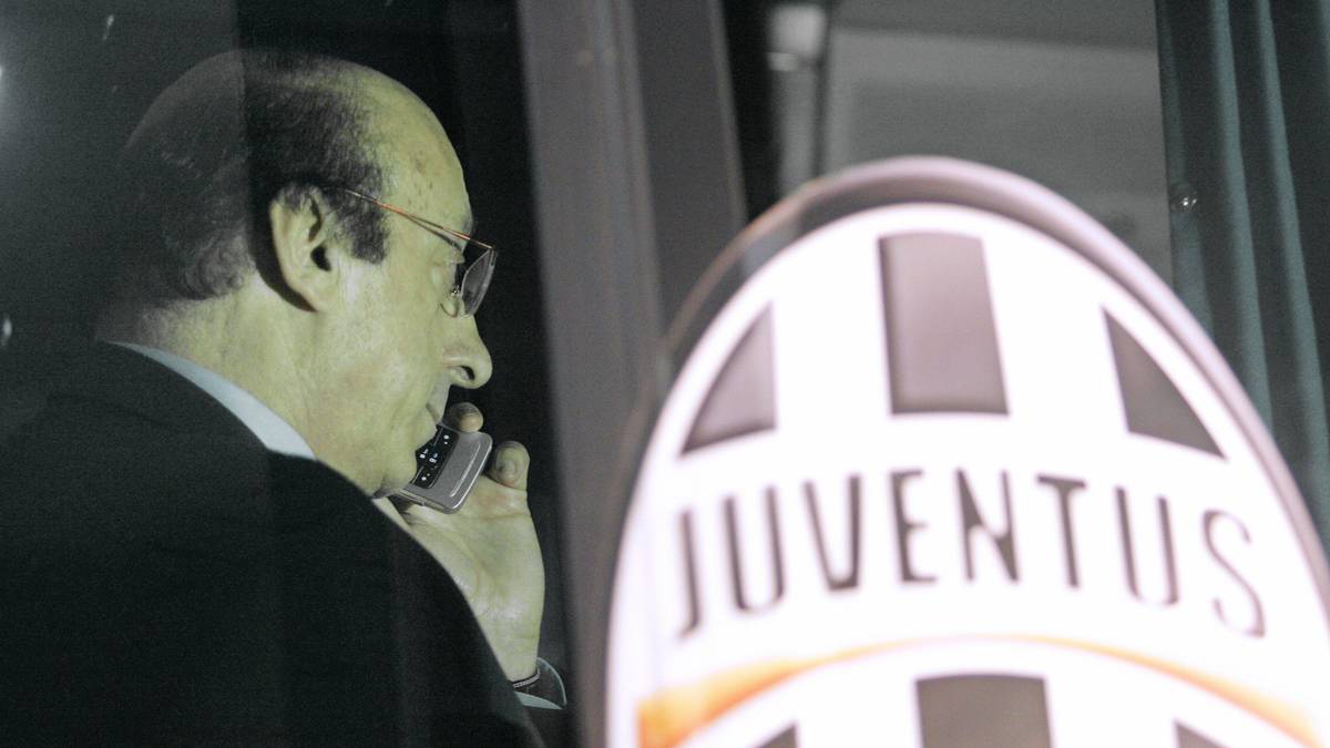 Eine Skandalwelle erschüttert 2006 den italienischen Fußball: Unter anderem Juventus Turin muss in die zweite Liga zwangsabsteigen. Es tauchen Protokolle tausender Telefonate des damaligen Juve-Managers Luciano Moggi auf, in denen er Einfluss auf Schiedsrichteransetzungen und -entscheidungen zu nehmen versucht
