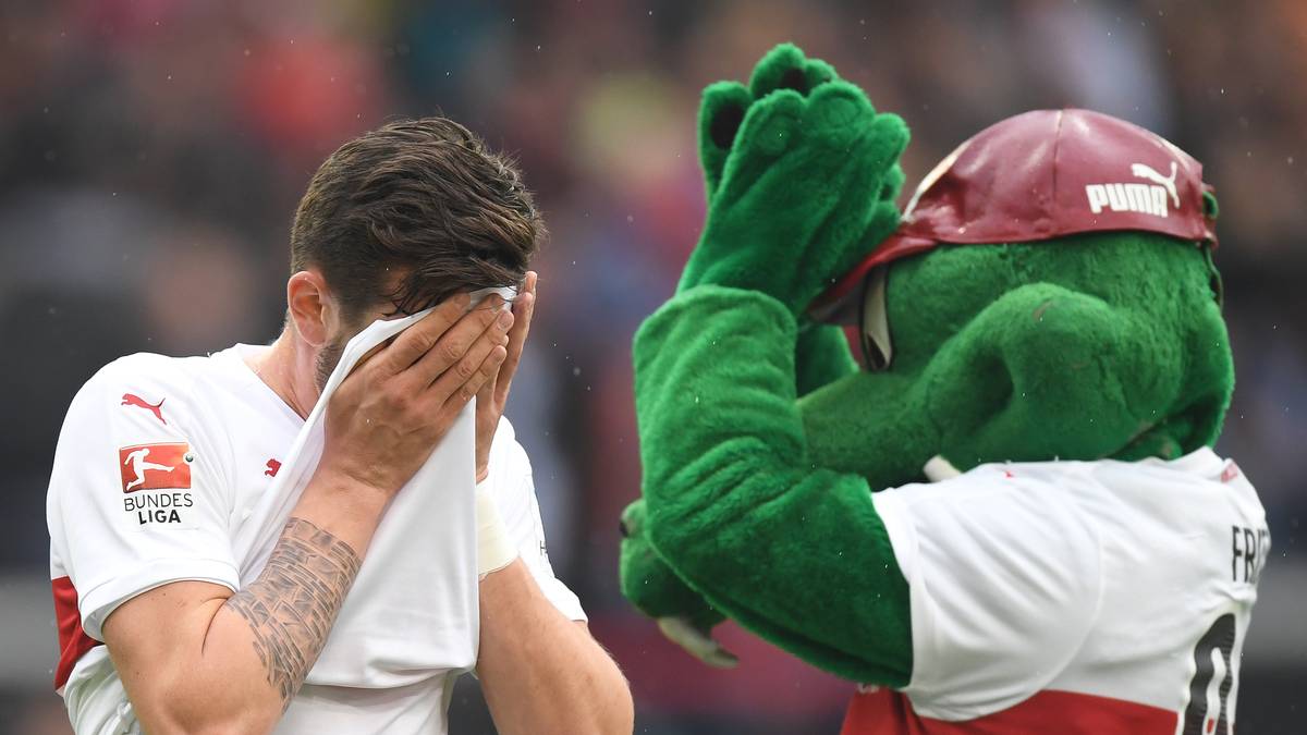 Federico Barba kann nicht hinsehen nach dem Spiel, Stuttgarts Maskottchen Fritzle macht den Fans Mut