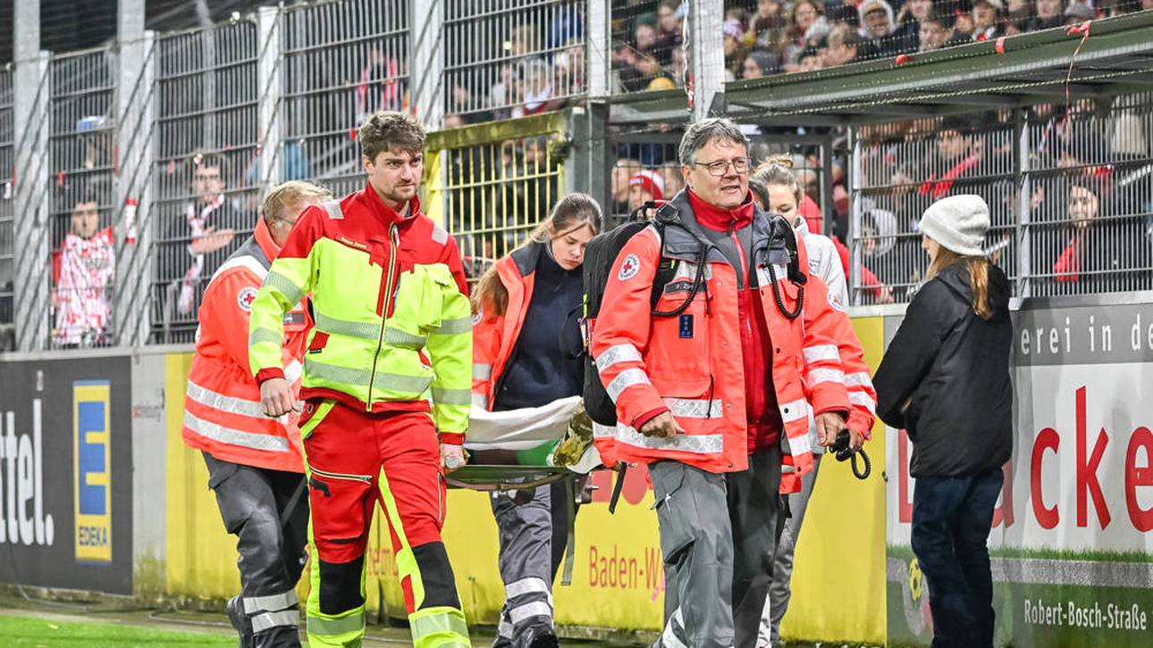 Charlotte Voll muss mit der Trage vom Platz gebracht werden