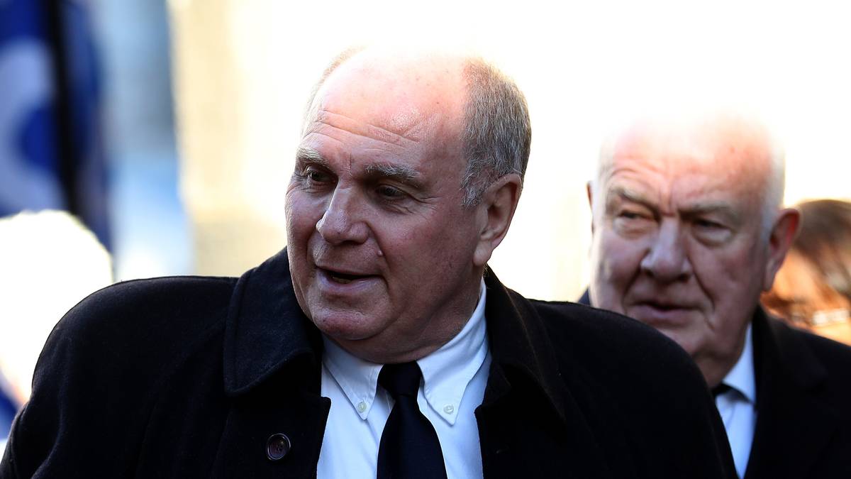 Er findet einen Klub vor, der im Jahr 12 Millionen Mark Umsatz macht und drei Millionen Mark Schulden hat. Der langjährige Nationalspieler wird ins kalte Wasser geworfen