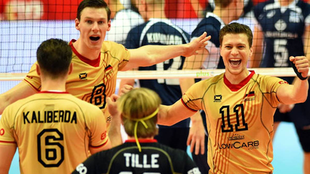 Allen Grund zum Jubeln haben die deutschen DVV-Herren. Mit dem glatten 3:0-Erfolg gegen Kanada erhalten sie sich den Traum von einer Medaille