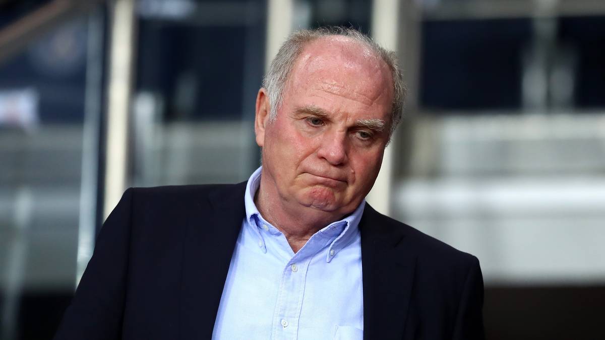  "Der Verein sah eine Entwicklung schon seit einigen Wochen und Monaten, die nach unten ging, auch das wäre nicht so schlimm gewesen. Aber die Tatsache, dass der Trainer aus meiner Sicht in den letzten Tagen noch einmal fünf wichtige Spieler - Coman ja auch - auf einen Schlag gegen sich gebracht hat, das hätte er nicht durchgestanden"