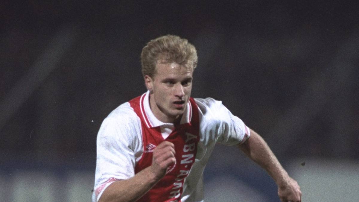 DENNIS BERGKAMP: Blonder Wirbelwind mit Flugangst - bei Gegnern eher durch seinen unnachahmlichen Torinstinkt gefürchtet. Sieben Jahre lang läuft der Goalgetter für Ajax auf, nachdem er sich mit elf Jahren der Jugendabteilung des Klubs anschließt und 1986 sein Profi-Debüt feiert