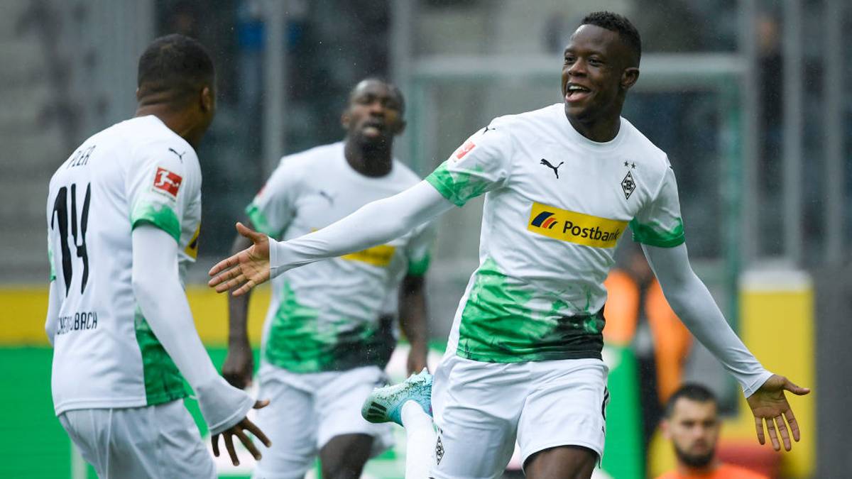 DENIS ZAKARIA: Der Antreiber im defensiven Mittelfeld hat sich in dieser Spielzeit gewaltig in den Vordergrund und auf die Zettel der europäischen Topklubs gespielt, nicht zuletzt wegen seiner beiden Treffer. Bringt seine starke Physis in seinem dritten Gladbacher Jahr nun beständig auf den Platz. Nicht unwahrscheinlich, dass er Stielikes Vorbild folgt und ab Sommer seine Karriere im Ausland fortsetzt