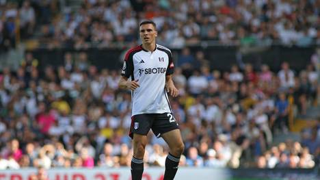 Bayerns Sportdirektor Christoph Freund hat schulterzuckend auf die überraschende Vertragsverlängerung von Wunschspieler Joao Palhinha beim FC Fulham reagiert. 