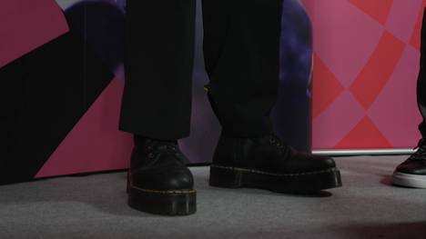 Andrew Gilding schmeißt die Nummer acht der Welt, Chris Dobey, schon früh aus der Darts-WM. Im Siegerinterview auf SPORT1 verrät der "Goldfinger" den besonderen Zweck seiner Schuhe. 