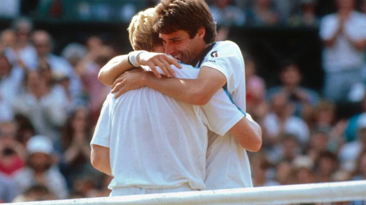 Michael Stich umarmt Boris Becker nach dem Match