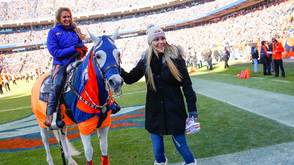 Lindsey Vonn (r.) ist zwar in Minnesota geboren - statt der Vikings feuert die Ski-Olympiasiegerin von 2010 aber die Denver Broncos an