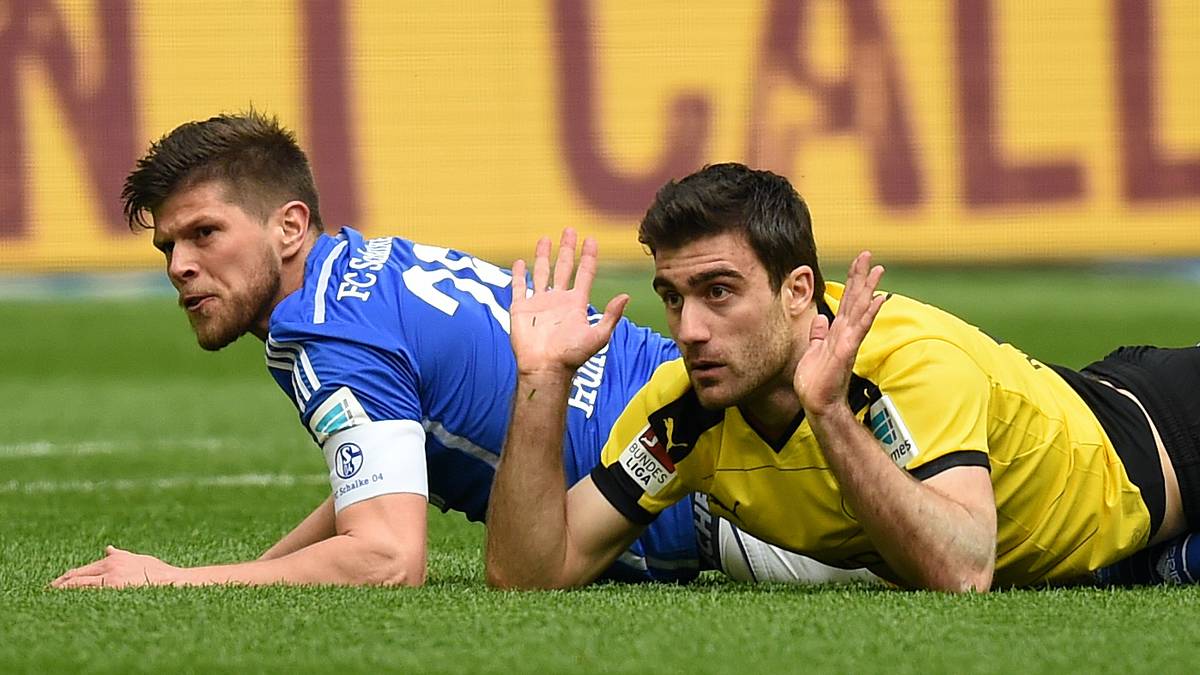 S04-Stürmer Klaas-Jan Huntelaar (l.) und Sokratis bekämpfen sich sowohl in der Luft als auch am Boden mit allen Mitteln. Die Unschuldsmiene gegenüber dem Schiedsrichter darf dabei nicht fehlen