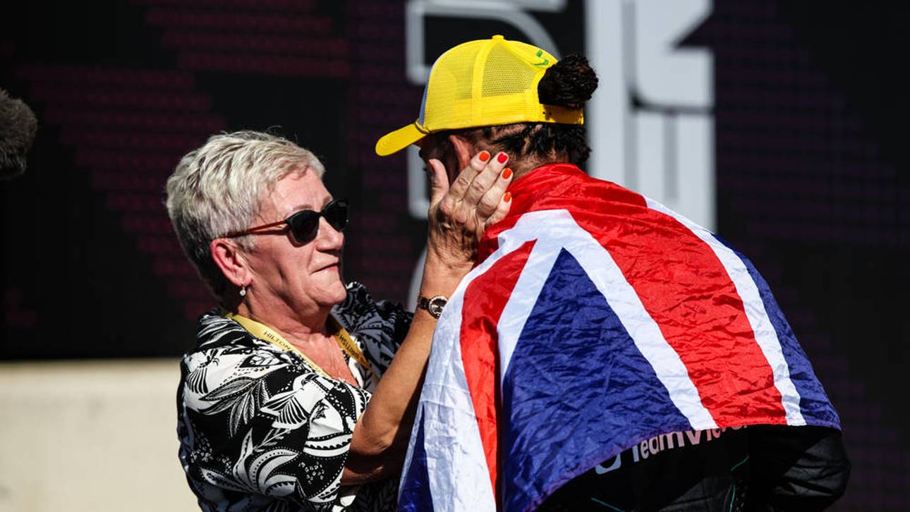 Lewis Hamilton zusammen mit seiner Mutter Carmen