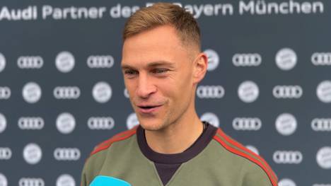 Bei der Schlüsselübergabe der Dienstwagen von Audi lobt Joshua Kimmich die Selbstlosigkeit von Stürmerstar Harry Kane - und lässt fallen, dass es Gegenbeispiele gibt ...