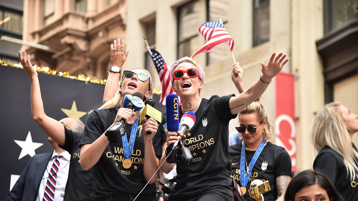 Die Weltmeisterinnen fahren im Konfettiregen auf einem offenen LKW über den legendären Broadway