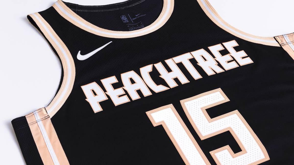 ATLANTA HAWKS: Das Trikot der Hawks soll den Einfluss, die Kreativität und das ansteckende Selbstvertrauen der Stadt verkörpern, welche mit Farben und Grafiken zum Leben erweckt wurde, inspiriert von den Pfirsichbäumen, die die Straßen säumen