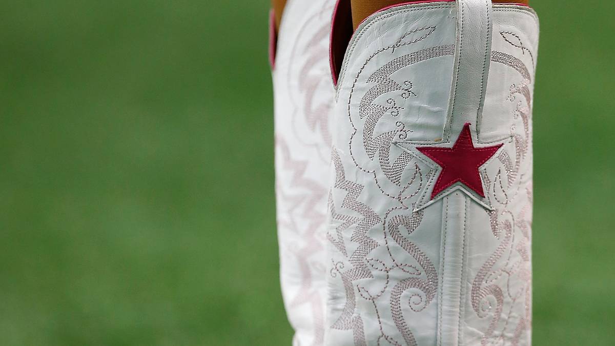 Die Cheerleader der Dallas Cowboys beeindrucken auch mit dieser Aktion: Um auf den Brustkrebs Aufmerksamkeitsmonat hinzuweisen, haben ihre (natürlich) Cowboystiefel pinke Innenverkleidung