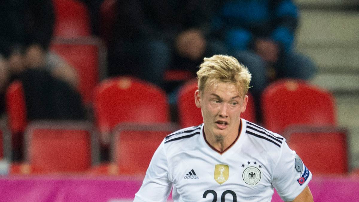 JULIAN BRANDT (Bayer Leverkusen): Wird sich womöglich mit dem Gladbacher Stindl ein Duell um den letzten vakanten Platz in der Offensive liefern. Dass Leroy Sane nach zwei Jahren Dauerpush unter Pep Guardiola dabei sein wird, ist relativ sicher. Gleiches gilt für Leon Goretzka nach dessen bärenstarker Saison inklusive Confed Cup. Stindl oder Brandt also? Nicht auszuschließen, dass Löw beide streicht
