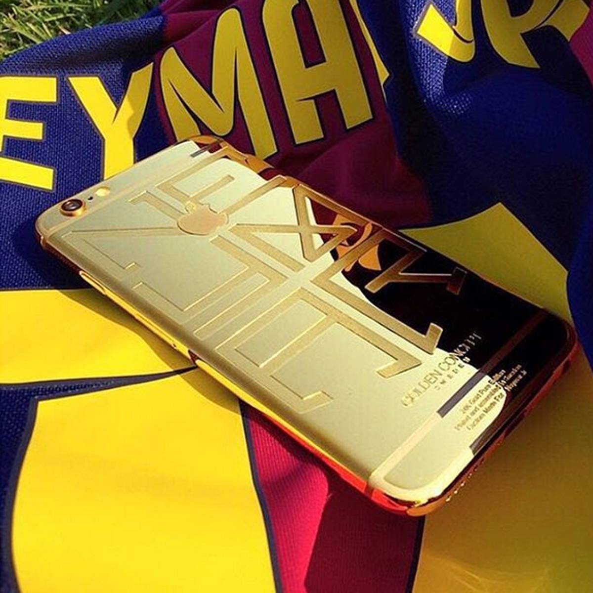 Fussballstar Neymar Vom Fc Barcelona Legt Sich Goldenes Handy Zu
