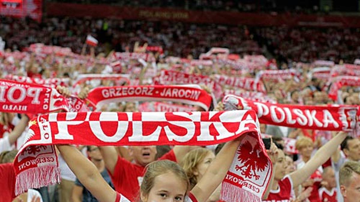 Die letzten drei Mal konnte Brasilien den Titel holen. 2006 hatte Polen als Finalist klar das Nachsehen - seitdem boomt Volleyball in Polen. Das sieht man beim Eröffnungsspiel gegen Serbien an allen Ecken und Enden