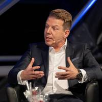 Oliver Kahn erhält Rückendeckung von seinem Bruder. Axel Kahn geht mit Uli Hoeneß und dem FC Bayern hart ins Gericht. 