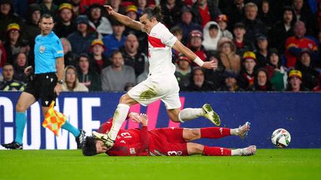 Caglar Söyüncü traf Kieffer Moore beim Duell Wales - Türkei mitten im Gesicht