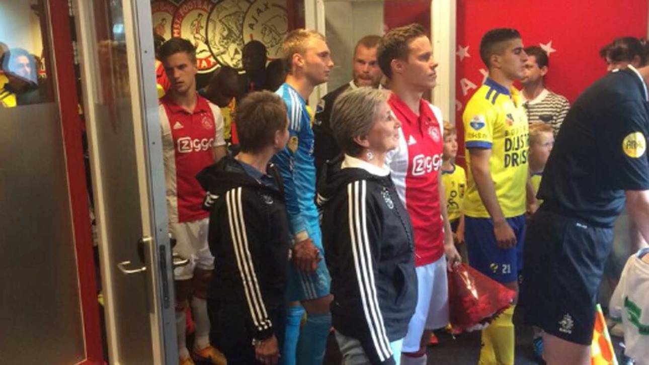 Ajax-Spieler laufen mit Müttern ein