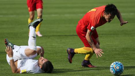 Chinas Nationalspieler Jiang Zhipeng (rechts) im Spiel gegen den Iran