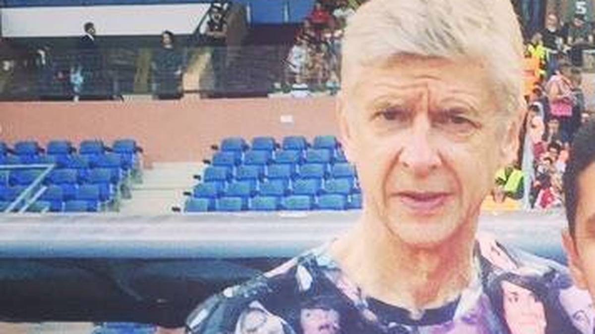 Eigentlich ist man von einem echten Gentleman anderes gewohnt: Arsenal-Coach Arsene Wenger präsentiert ein ausgefallenes T-Shirt