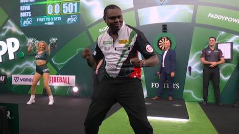 David Munyua scheidet in der zweiten Runde der Darts-WM klar gegen Kevin Doets aus. Doch der Kenianer brachte noch einmal ordentlich Stimmung in den Ally Pally. 