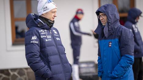 Zwei Legenden unter sich: Ole Einar Bjorndalen (r.)  und Johannes Thingnes Bo während der Biathlon-WM