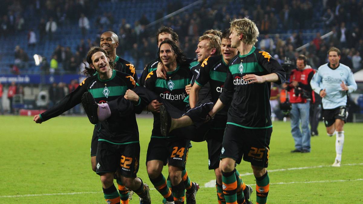 Auf Anhieb ist Pizarro (3.v.l.) wieder mittendrin. 17 Tore gelingen ihm in der Liga, außerdem führt er die Bremer mit fünf Toren bis ins Finale des UEFA-Cups, im Halbfinale schaltet Werder in einem denkwürdigen Duell den Rivalen HSV aus. Im Finale platzt der Traum vom Titel gegen Schachtjor Donezk in der Verlängerung