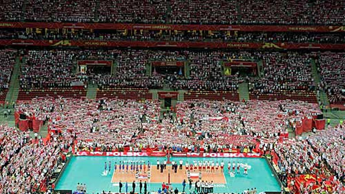Die Teams von Polen und Serbien reihen sich zum Auftakt für die Nationalhymnen auf - mitten im rot-weißen, polnischen Meer
