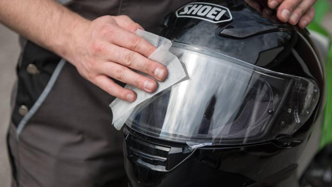 Verkratzte oder verschmutzte Visiere erhöhen die Gefahr, von Sonnenstrahlen geblendet zu werden