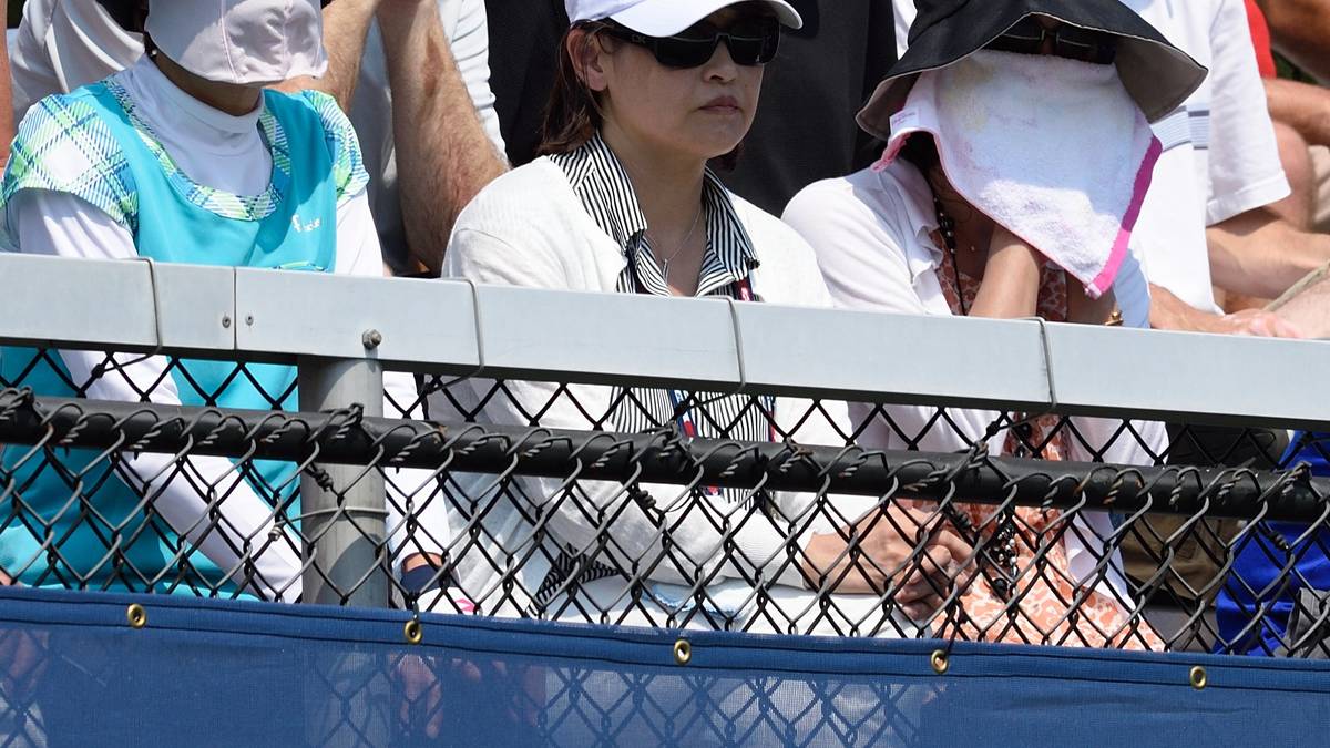 Zum Schutz vor der Sonne verhüllen viele asiatische Fans ihr Gesicht