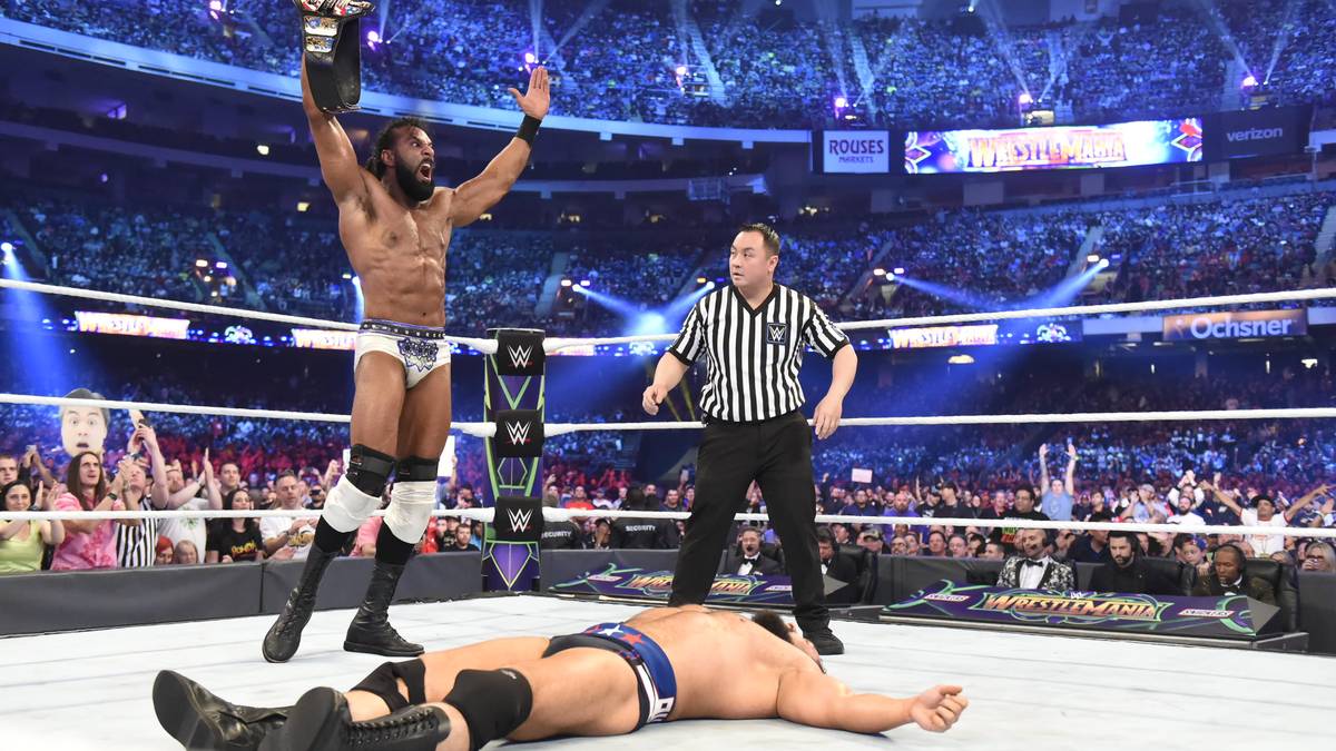 Einen Wechsel gibt es dafür im US-Title-Match: Der "Modern Day Maharaja" Jinder Mahal besiegt Rusev (unten), Bobby Roode und den bisherigen Champion Randy Orton