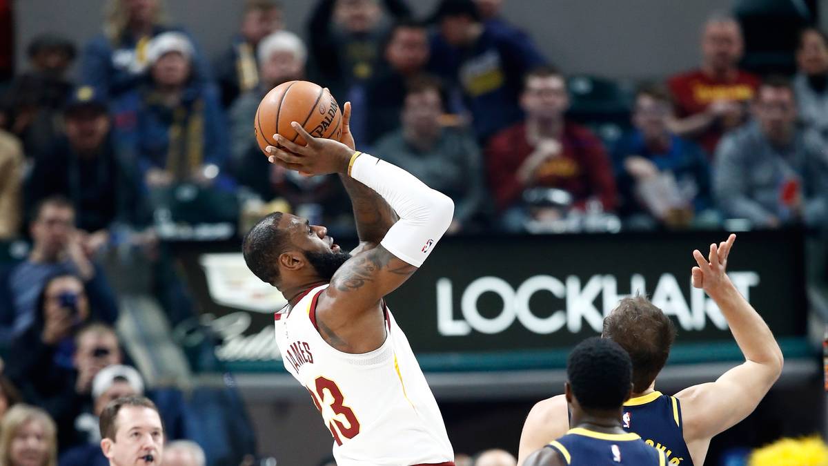 PLATZ 5 - LEBRON JAMES (94 Triple-Doubles): Der zweite aktive Spieler auf der Liste ist vorbei an Bird und Chamberlain und hat die Top Fünf erreicht. James ist viermaliger MVP und dominiert auch im fortgeschrittenen Alter noch die Liga. Obwohl James jedes Jahr die meisten Punkte in seinem Team erzielt, gilt er wie Bird als mannschaftsdienlicher Spieler, der gerne seine Mitspieler in Szene setzt