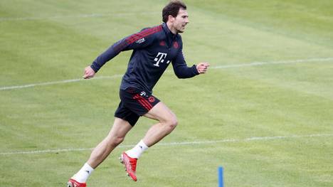 Leon Goretzka konnte zum ersten Mal seit Wochen wieder mit dem Ball trainieren und leichte Passübungen durchführen. Wann er wieder einsatzbereit ist, steht jedoch noch nicht fest.