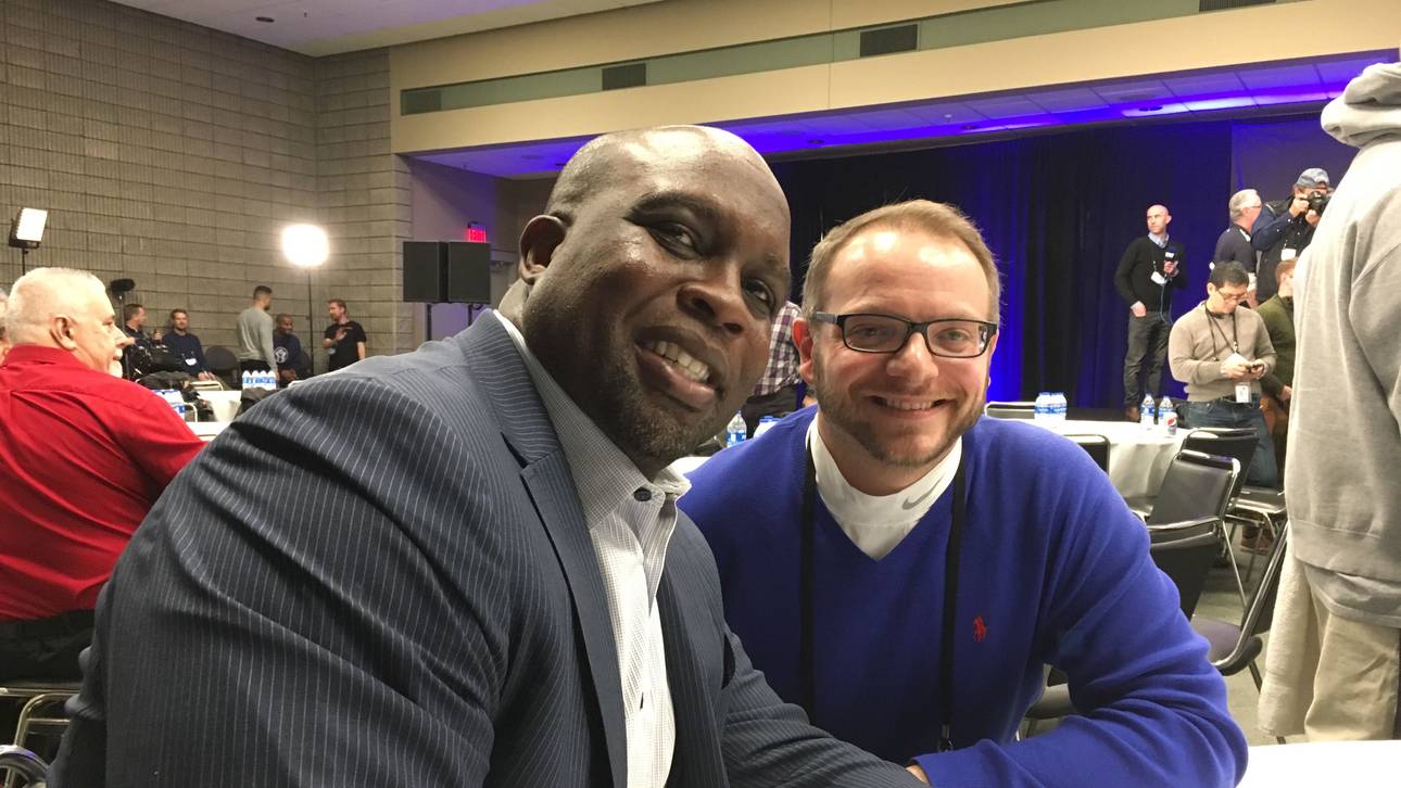 NFL-Legende London Fletcher im Gespräch mit SPORT1-Redakteur Eric Böhm (r.)