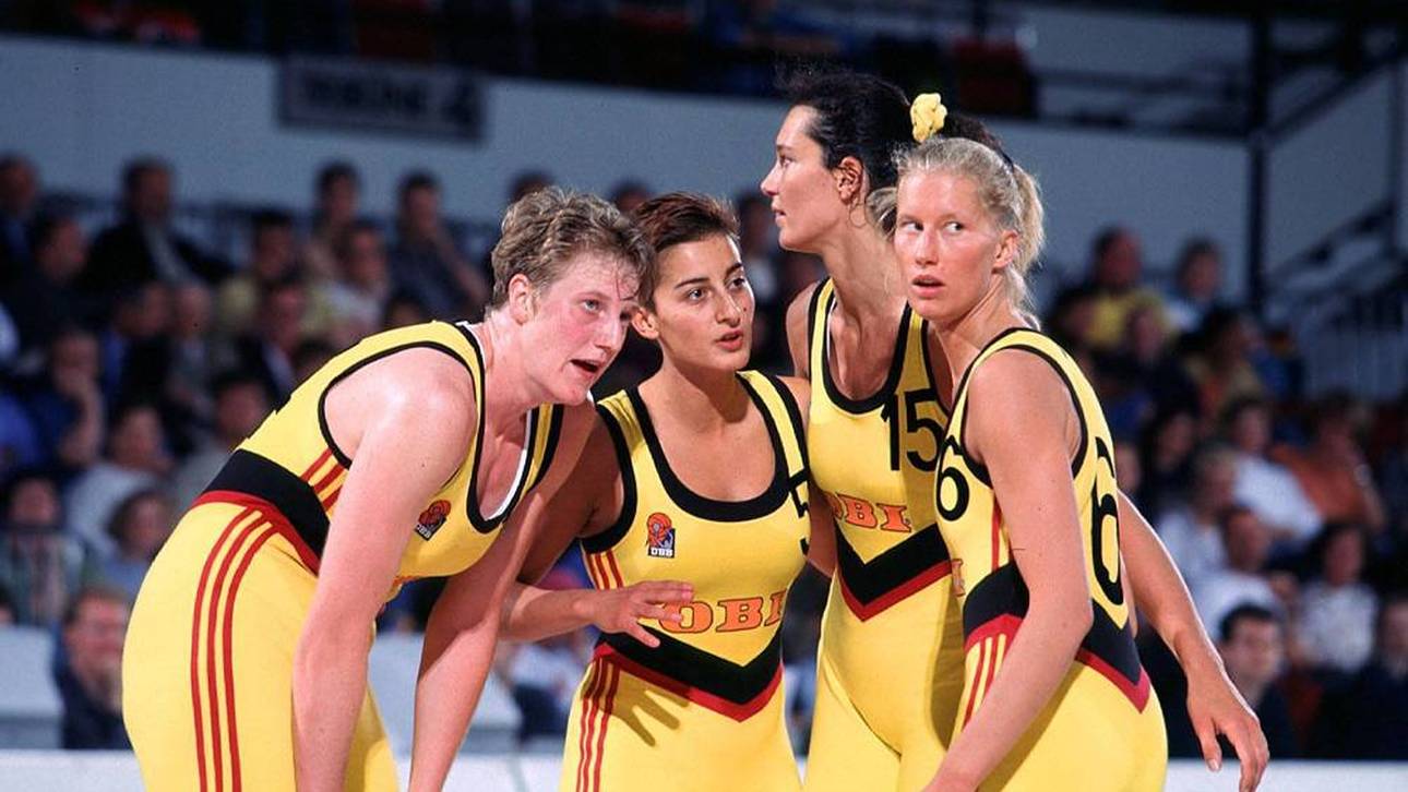 Marlies Askamp (l.) spielte 190 Mal für die deutsche Nationalmannschaft