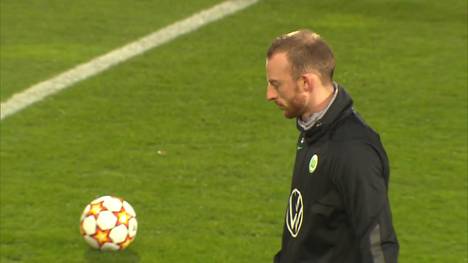 Maxi Arnold wurde, trotz guter Leistungen beim VfL Wolfsburg, nicht für die WM 2022 in Katar nominiert. Der Stürmer vermutet, dass sein Verein ein Grund für die Nichtnominierung sein könnte.