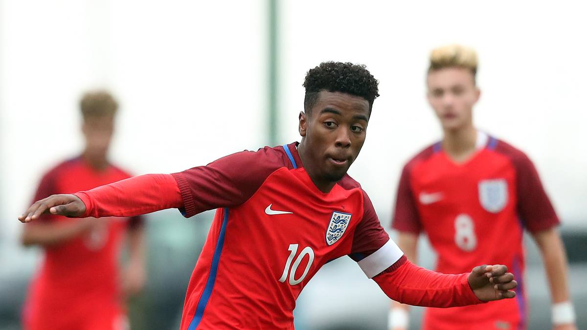 Kurioserweise spielt der Cousin von Portugals Nationalspieler Nani aber nicht in Portugals Jugendauswahl, sondern in der englischen. Dort durchlief Gomes ab der U16 alle U-Nationalteams