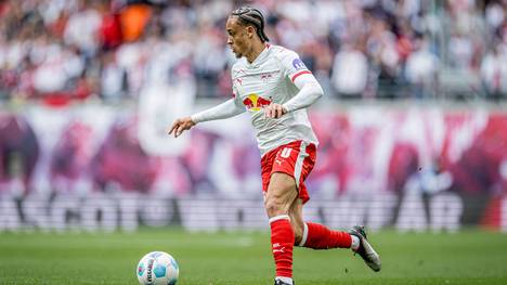 Der Poker um Xavi Simons spitzt sich zu! Zunächst berichtete das englische Portal GiveMeSport am frühen Mittwochabend, dass der 22-Jährige kurz vor einer Einigung mit dem FC Chelsea stehe, aber auch mit anderen Vereinen im Gespräch sei, darunter dem FC Arsenal und dem FC Bayern München.