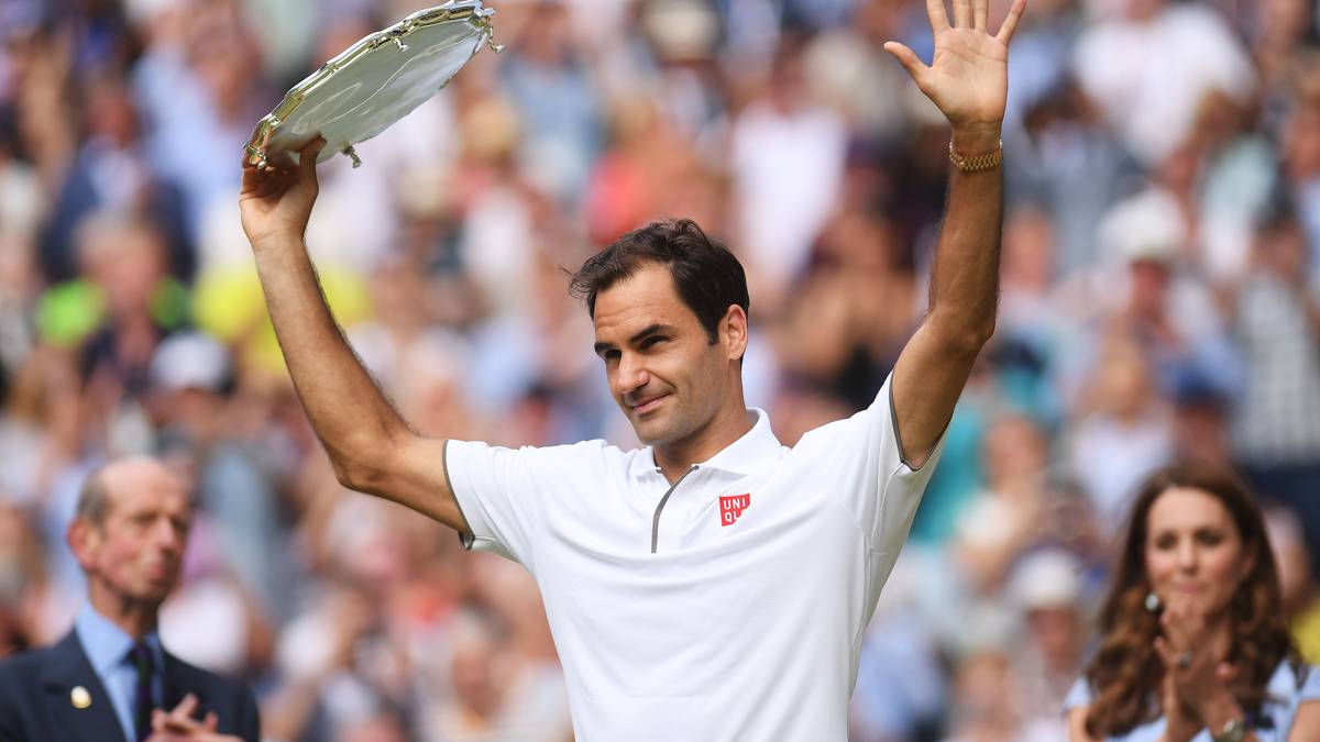 Einziger Wermutstropfen: Federer hat gegen Nadal und Djokovic eine negative Bilanz, in Wimbledon 2019 zieht er ganz knapp den Kürzeren. Die beiden Kontrahenten sind  allerdings auch einige Jahre jünger als der 37-Jährige. Trotzdem ist der "Maestro" für die SPORT1-User mit Abstand der GOAT - Federer bekommt 69 Prozent der Stimmen
