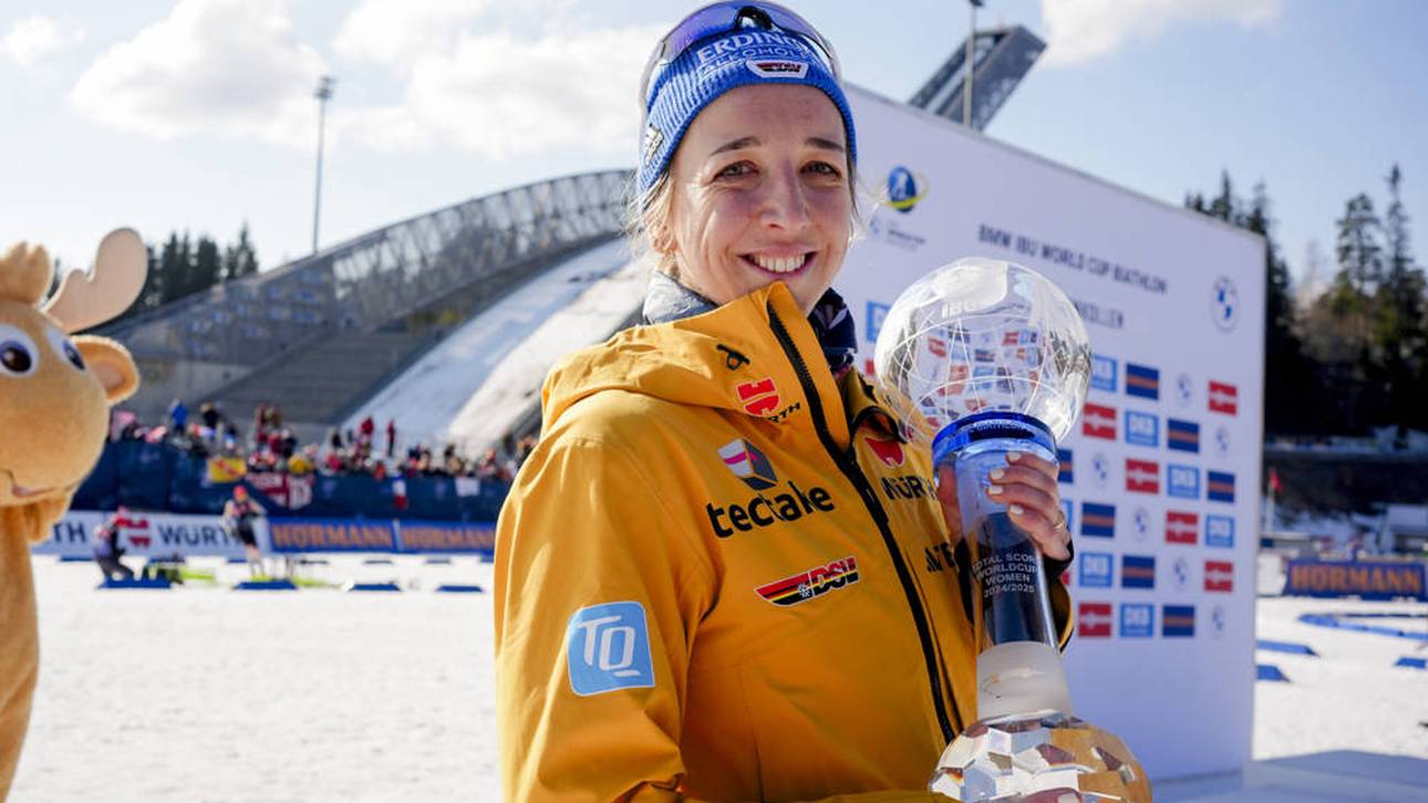 Franziska Preuß mit dem Pokal für den Gesamtweltcup